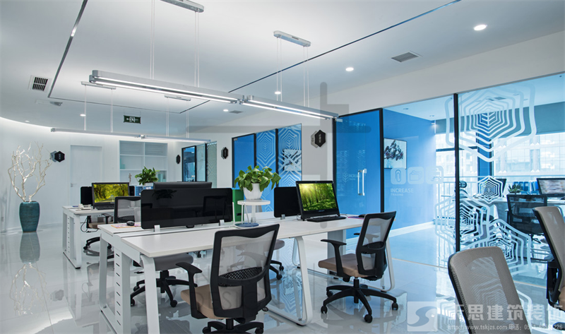 頂棚天花設(shè)計(jì)在<a href=http://m.qs188.cn/ target=_blank class=infotextkey>合肥辦公室裝修</a>中的運(yùn)用